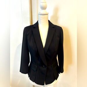 EUC White House Black Market Stylish Flattering in Size 4 with 3/4 Sleeve